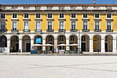 Ein Restaurant auf der Praça do Comércio (Handelsplatz) ist ein großer Platz mit Blick auf den Hafen in Portugals Hauptstadt Lissabon