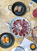 Vorspeisen: Kabeljau-Krapfen mit Forellenrogen, trocken gepökeltem iberischen Schweinefleisch und Rinderkroketten mit Trüffelsenf, im Cantinho Do Avillez in Cascais, Lissabon, Portugal