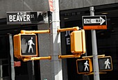New York City, USA. Beaver Straßenschild und Verkehrshinweise: Lower Manhattan