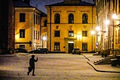 Stockholm, Schweden Fußgänger auf der Insel Riddarholmen in der Nähe von Gamla Stan oder Altstadt.