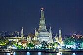 Thailand, Bangkok, Thonburi-Bereich. Wat Arun, Tempel der Morgenröte, Abenddämmerung.