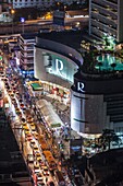 Thailand, Bangkok, Riverside Area, erhöhte Ansicht der Robinson Mall und Charoen Krung Road, Abend.