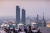 Thailand, Bangkok, Riverside Area, Besucher des Restaurants The Breeze im Lebua Hotel, Abenddämmerung.