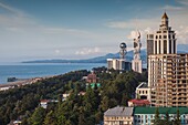 Georgien, Batumi, erhöhte Ansicht der Skyline der Stadt.