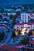Georgien, Achalziche, Blick auf die Stadt im hohen Winkel, Morgendämmerung.