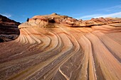 Ungewöhnliche Felsformationen, die durch Jahrmillionen der Erosion entstanden sind, formen die Landschaft an den Coyoter Buttes North, Arizona.