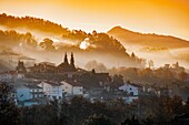 Panoramablick bei Sonnenaufgang, Dorf Arcos de Valdevez. Viana do Castelo, Region Alto Minho. Nordportugal, Europa.