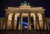 Stimmungsvoller Himmel hinter dem Brandenburger Tor bei Nacht in Berlin, Deutschland.
