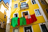 Wäsche hängt von einem Balkon in Lissabon, Portugal.