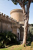 Schloss und Turm im Dorf Ostia Antica, in der Nähe von Rom, Italien.