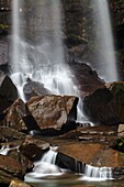 Eine Nahaufnahme des Melincourt-Wasserfalls im Vale of Neath in Südwales, aufgenommen Mitte Februar mit einer langen Verschlusszeit, um die Bewegung des Wassers zu verwischen, das über die Fälle kommt.