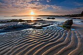 Sonnenaufgang von der Westseite des Harlyn Bay Beach, in der Nähe von Padstow an der Nordküste von Cornwall.