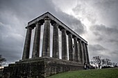 National Monument of Scotland steht hoch gegen bewölkten Himmel, Edinburgh, Schottland.