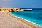 Sultanat Oman, Gouvernement Ash Sharqiyah, Strand in der Nähe von Wadi Ash Shab.