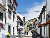 Fußgängerzone in Velas, dem Hauptort der Insel. Insel Sao Jorge, eine Insel der Azoren (Ilhas dos Acores) im Atlantischen Ozean. Die Azoren sind eine autonome Region Portugals. Europa, Portugal, Azoren.