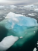 Ilulissat-Eisfjord, auch Kangia oder Ilulissat Kangerlua genannt, in der Diskobucht. Der Eisfjord ist als UNESCO-Weltnaturerbe gelistet. Amerika, Nordamerika, Grönland, Dänemark.