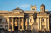 Statue von König George IV vor der National Gallery, Trafalgar Square, London, Vereinigtes Königreich von Großbritannien, Europa.