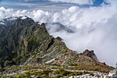 Wanderweg im zentralen Gebirge zwischen Madeiras höchsten Gipfeln Pico Arieiro und Pico Ruivo, Madeira, Portugal, Europa.