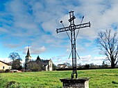 Kruzifix und Kirche, Serres-et-Montguyard, Departement Lot-et-Garonne, Nouvelle Aquitaine, Frankreich.