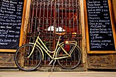 Fahrrad geparkt vor Restaurant, Viertel El Born, Barcelona, Katalonien, Spanien
