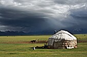 Jurte im Alay-Tal. Pamir-Gebirge ist im Hintergrund sichtbar (Kirgisistan).