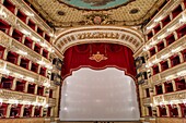 Neapel, Kampanien, Italien. DasA Real Teatro di San CarloA (Königliches Theater von Saint Charles), sein ursprünglicher Name unter derA BourbonA-Monarchie, aber heute einfach als dasA Teatro di San Carlo bekannt,ist einA OpernhausA inA Neapel,Italien. Es befindet sich neben der zentralen Piazza del Plebiscito und ist mit dem königlichen Palast verbunden. Es ist der älteste kontinuierlich aktive Veranstaltungsort für öffentliche Opern der Welt und wurde 1737 eröffnet.
