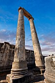 Die Ruinen des antiken ionischen griechischen Didyma-Tempels von Apollo und Heimat des Orakels von Apollo. Auch bekannt als das Didymaion, fertiggestellt um 550 v. Chr. Das moderne Didim in der Provinz Aydin, Türkei.