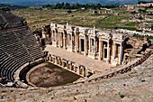 Römisches Theater, das nach dem Erdbeben von 60 n. Chr. über einem früheren griechischen Theater unter der Herrschaft von Hadrian rekonstruiert wurde. Die Fassade ist 300 Fuß (91,00 m) lang, die in voller Ausdehnung erhalten bleibt, und die Cavea hat 50 Sitzreihen. Hierapolis archäologische Stätte in der Nähe von Pamukkale in der Türkei.