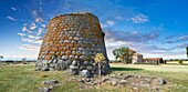 Byzantinische romanische Kirche von Santa Sabina und die prähistorischen nuragischen Ruinen von Nuraghe Santa Sabina, archäologische Stätte, mittlere Bronzezeit, Silanus, Sardinien.