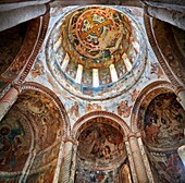 Nikortsminda ( Nicortsminda ) Georgisch-Orthodoxe Kathedrale St. Nikolaus, reiche Innenfresken der Kuppel, 16. Jahrhundert, Nikortsminda, Region Racha in Georgien (Land). Tentativ zum UNESCO-Welterbe gehörend.