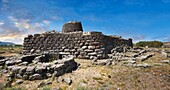 Außenmauern der prähistorischen Magalith-Ruinen des Turms Santu Antine Nuraghe und der archäologischen Stätte Nuragic Village, Bronzezeit (19.-18. Jahrhundert v. Chr.), Torralba, Sardinien.