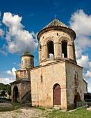 Glockenturm der georgisch-orthodoxen Kirche von Gelati mit der St.-Nikolaus-Kirche (13. Jahrhundert) dahinter.