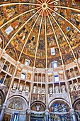 Romanische Fresken im Inneren der Kuppel des romanischen Baptisteriums von Parma, um 1196, (Battistero di Parma), Italien.