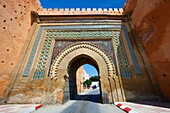 Maurisches Arabeskentor in der Stadtmauer von Meknes mit Zellij-Mosaiken, Marokko.