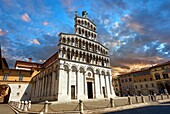 Das romanische San Michele in Foro aus dem 10. Jahrhundert ist eine römisch-katholische Basilika im alten Forum Romanum von Lucca, Tunesien, Italien.