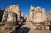 Bild der Ruinen von Säulenbasen des antiken ionischen griechischen Didyma-Tempels von Apollo und Heimat des Orakels von Apollo. Auch bekannt als das Didymaion, das um 550 v. Chr. fertiggestellt wurde. Das moderne Didim in der Provinz Aydin, Türkei.