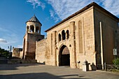 Torhaus und Glockenturm der georgisch-orthodoxen Svetitskhoveli Kathedrale (Kathedrale der Lebenden Säule) in Mzcheta, Georgien (Land). Ein UNESCO-Weltkulturerbe.