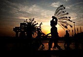 Tänzer führen während der jährlichen Wallfahrt zur Basilika Unserer Lieben Frau von Guadalupe, Tepeyac Hill, Mexiko-Stadt, Mexiko, einen Tanz zur mesoamerikanischen Göttin Tonantzin auf, was 'Unsere Mutter' in Nahuatl bedeutet. Guadalupe ist für die Ureinwohner als Tonantzin bekannt, was in der mexikanischen Nahuatl-Sprache Unsere Mutter bedeutet. Millionen kommen jedes Jahr zur Wallfahrt.