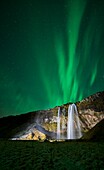 Wasserfall Seljalandsfoss und Aurora Borealis, Island.