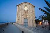 Landschaft in Tabarca bei Nacht, ist eine kleine Insel im Mittelmeer, in der Nähe der Stadt Santa Pola, in der Provinz Alicante, Gemeinde Valencia, Spanien. Die Kirche.