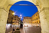 Treviso Italien: Stadtbild in der Dämmerung. Gebäude namens Palazzo del Trecento am Platz Piazza dei Signori.
