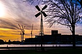 Windkraftanlage in Amsterdam Nord, Niederlande, Europa.