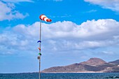 Windsack, der die Windrichtung, aber auch die Windstärke in der Beaufort-Skala anzeigt, Las Palmas de Gran Canaria.