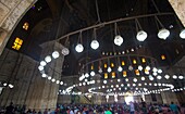 Kairo, Ägypten – 7. November 2018: Foto von innen für die Moschee von Muhammad Ali in der ägyptischen Hauptstadt Kairo, es wird im osmanisch-islamischen Stil und mit Zahlenlichtern und Touristen gezeigt und zwischen 1830 und 1848 von Muhammad Ali Pascha in Auftrag gegeben.