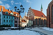 Wintermorgen in der Altstadt von Riga, Lettland.