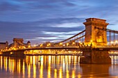 Morgendämmerung an der Kettenbrücke über die Donau in Budapest, Ungarn.