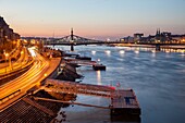 Morgendämmerung an der Donau in Budapest, Ungarn. Freiheitsbrücke in der Ferne.