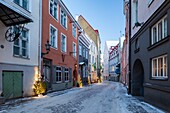Winterdämmerung in der Altstadt von Tallinn, Estland.