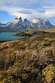 Chile, Magallanes, Torres del Paine, Nationalpark, Cuernos del Paine, Lago Pehoe.