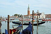 Parade der historischen Boote vor der Insel San Giorgio Maggiore in der Lagune von Venedig - Italien.
